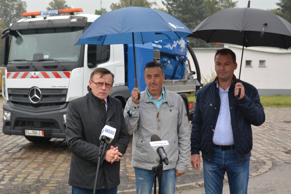 przekazanie nowego wozu dla MPWiK w Kamiennej Górze, na zdjęciu burmistrz, prezes MPWiK i dostawca na tle nowego samochodu